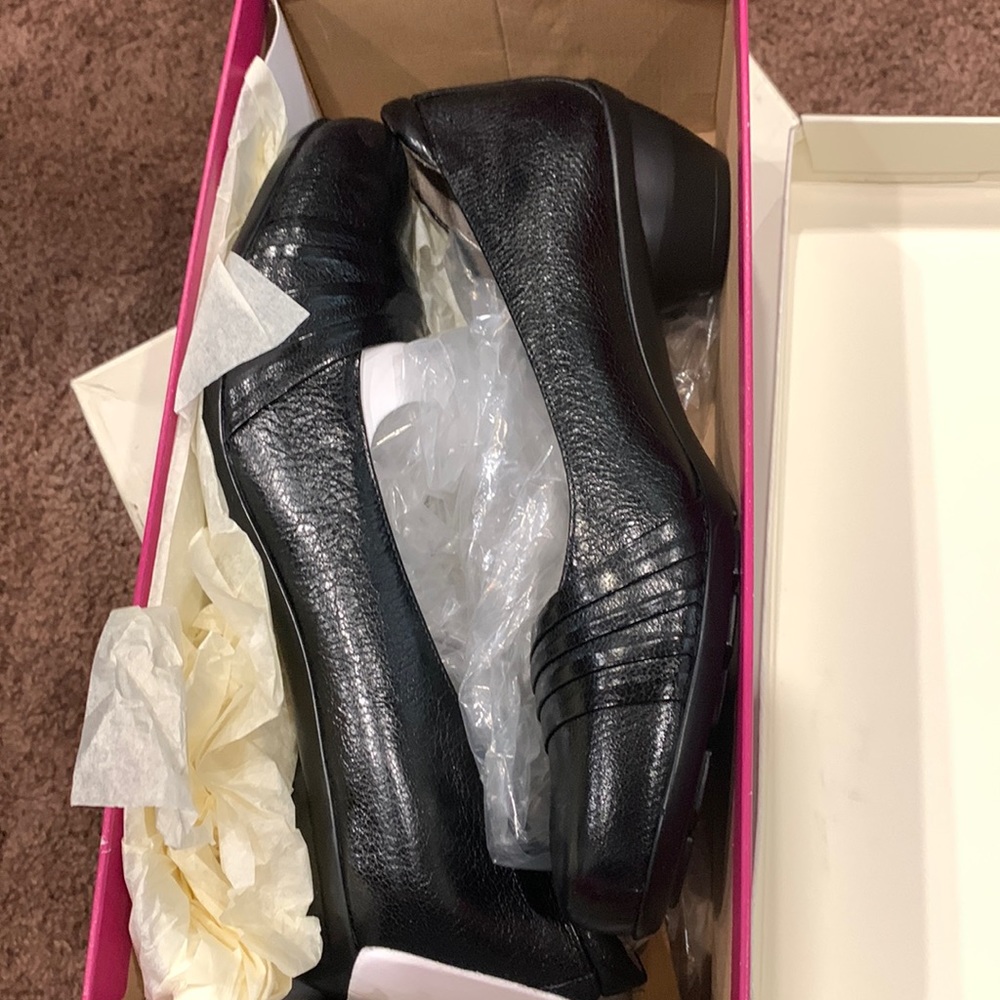 Never been worn Naturalizer N5 Comfort small heel.